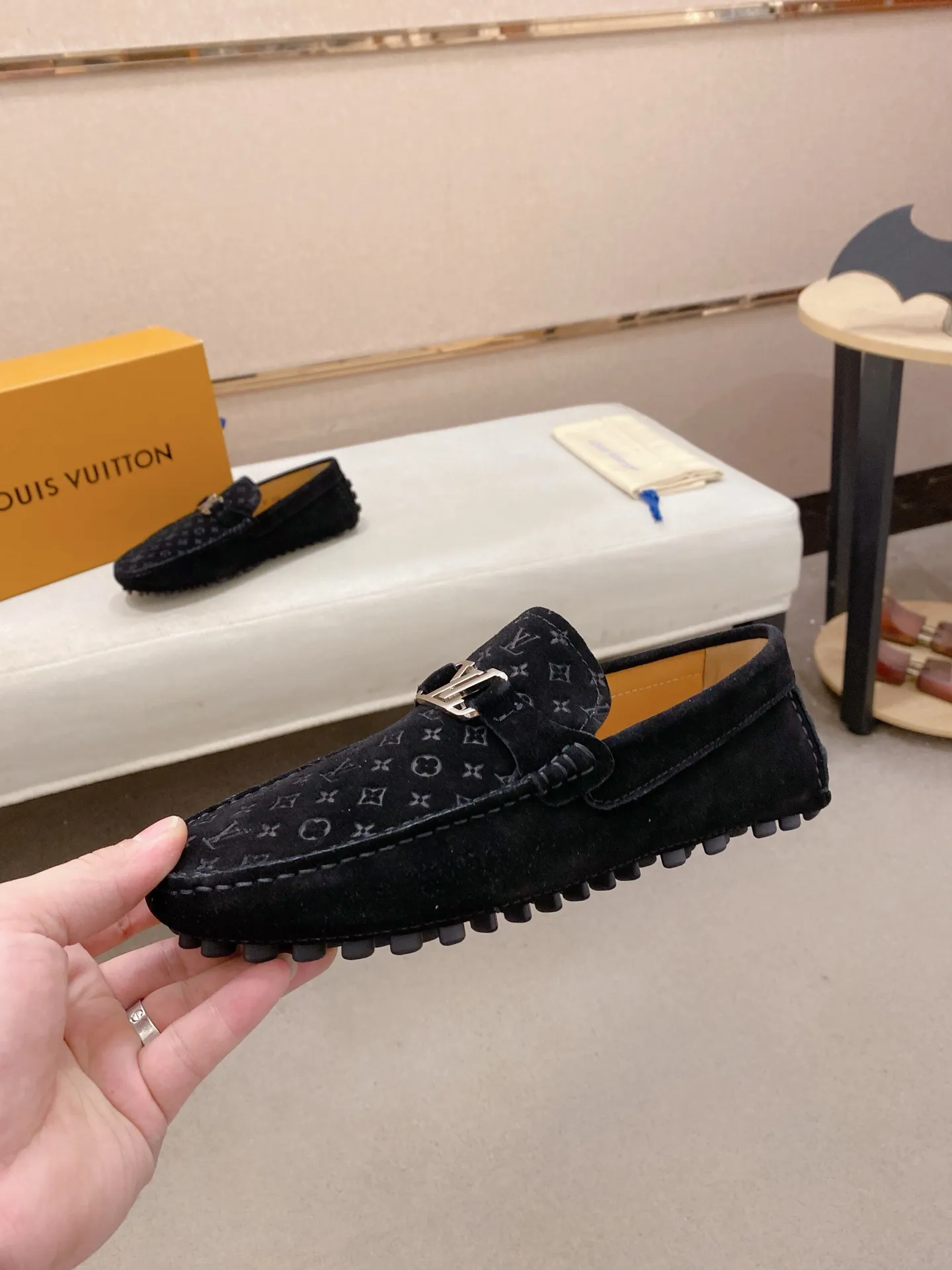 Factory price: 500💰High-end quality! LV 🆕🆕Exclusive hot-selling products in stock🔥🔥New products on the shelves, high-quality Ferragamo men's pea shoes, high-end casual driving shoes, with complete packaging! 💪 💪 Material: Imported suede cowhide 🐂 + Imported high-quality buffalo leather lining + wear-resistant outsole 👍🏻👍🏻 Features: High-end and comfortable, purely handmade 🚀 🚀 Create the perfect shoes that suit you best 🔥 🔥 Size: (38-44) 45 standard size can be customized!